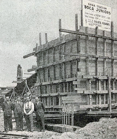 El arquitecto Sulcic, el representante alemán del GEOPE, el Ingeniero Delpini y el geómetra Raúl Bes, junto a uno de los pilotes tipo “Franki”