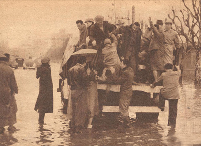 Hinchas yendo a la cancha en una inundación